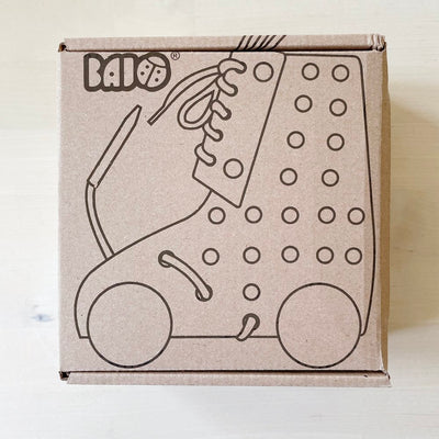 Cardboard box with an illustration of a lacing rollerskate.