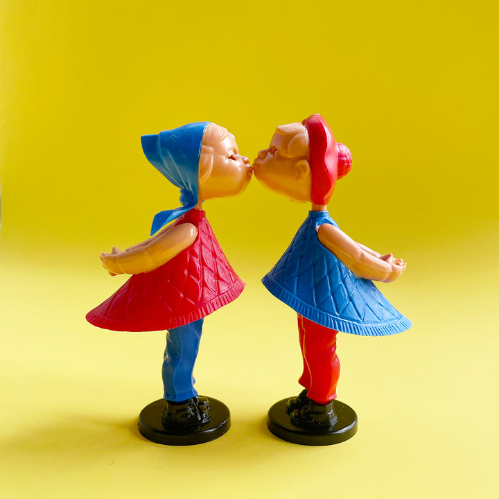 Magnetic Kissing Dolls