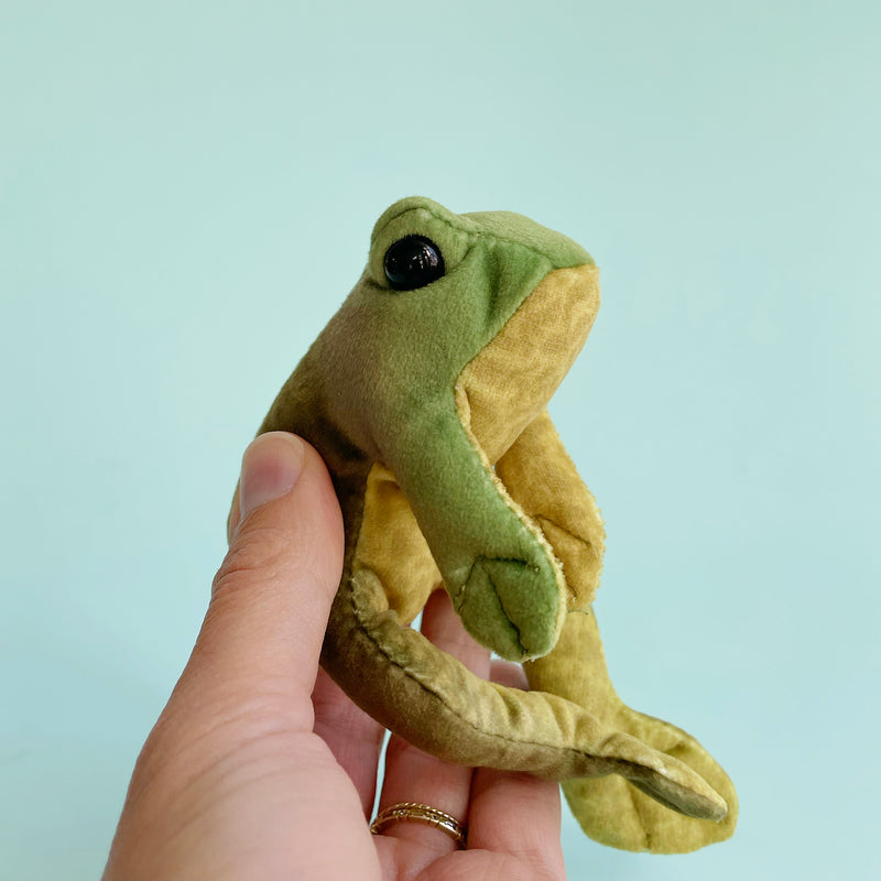 Sitting Frog Finger Puppet